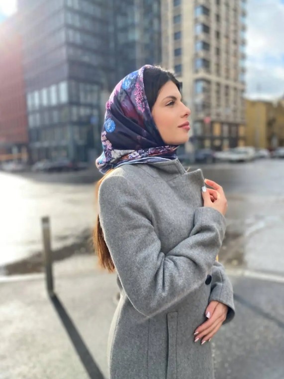 Картинка Дизайнерська шовкова хустка My Scarf "Чарівний сад" 90 на 90 см